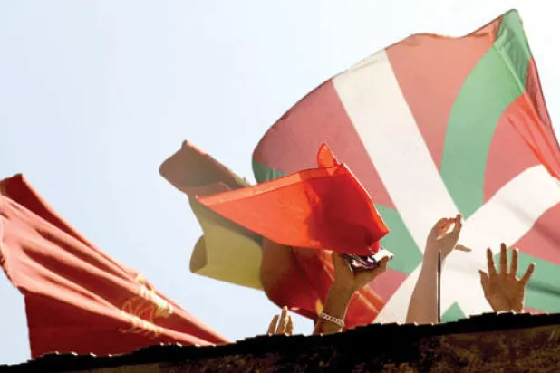 رفع أعلام مطالبة بالانفصال عن الدولة يثير القلائل والتوترات داخل إسبانيا