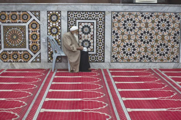 رجل مسن يصلي في أحد مساجد العاصمة الأردنية عمان (أ.ب)