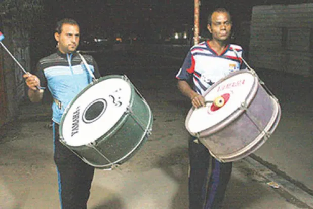 المسحراتي في بغداد يتنازل عن طبلته للشباب