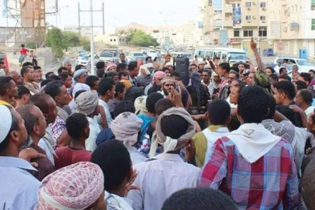 «القاعدة» تتراجع عن وعودها بمغادرة المكلا.. وتعتقل ضباطًا عسكريين متقاعدين