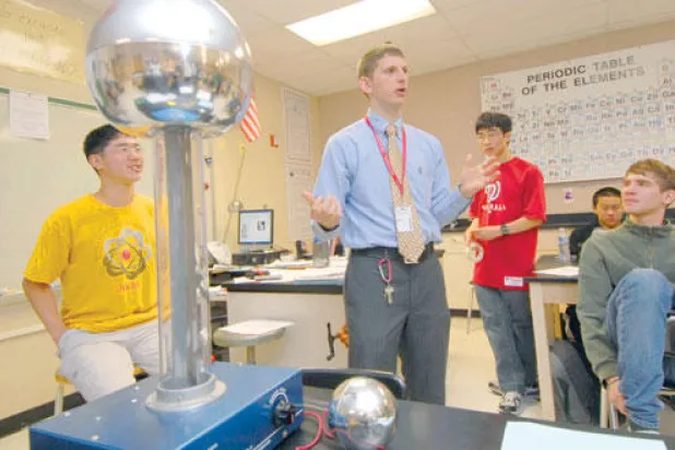 معلم فيزياء موهوب يحصل على جائزة «الامتياز الرئاسي» في أميركا