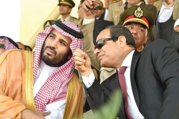 الرئيس المصري يقدم شرحا للأمير محمد بن سلمان خلال العرض العسكري المصري (واس)