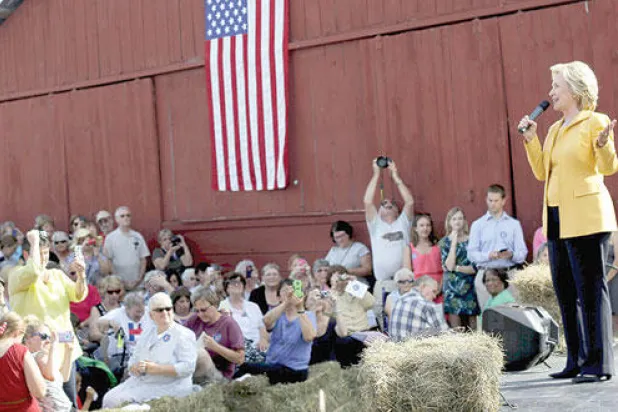 هيلاري كلينتون تسعى إلى التصدي للباحثين عن الربح السريع في «وول ستريت»