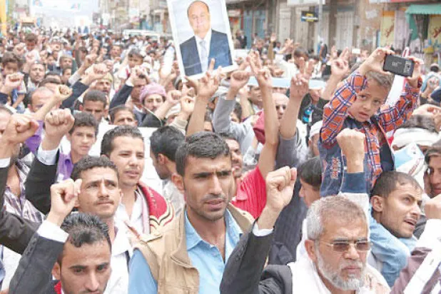 مسيرة  لدعم الرئيس اليمني عبد ربه منصور هادي في ساحة التغيير في مدينة إب اليمنية (غيتي)