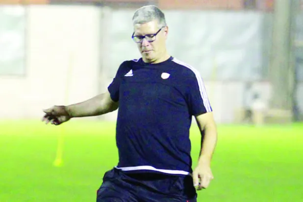 مدرب الشباب يطلب استبعاد نجوم محليين من الفريق