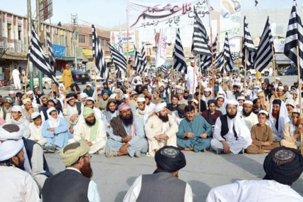 حفلات تأبين للملا محمد عمر زعيم طالبان الراحل في مدينة كويتا الباكستانية الحدودية أمس (إ.ب.أ)