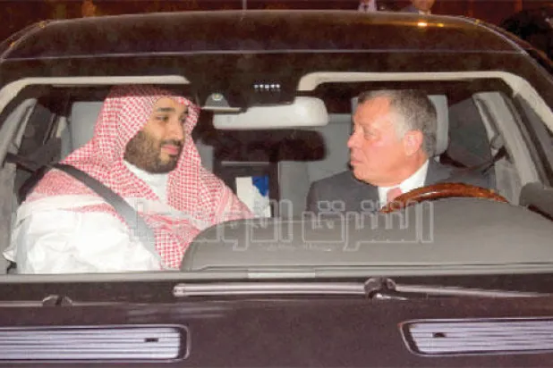 العاهل الأردني خلال اجتماعه مع ولي ولي العهد السعودي في عمان أمس (تصوير: بندر الجلعود)