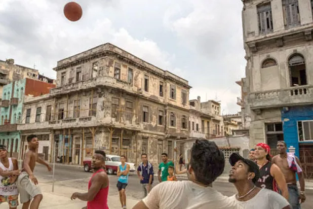 المراهقون الكوبيون ينظرون إلى السفارة الأميركية من واقع حياتهم البائسة المستمرة