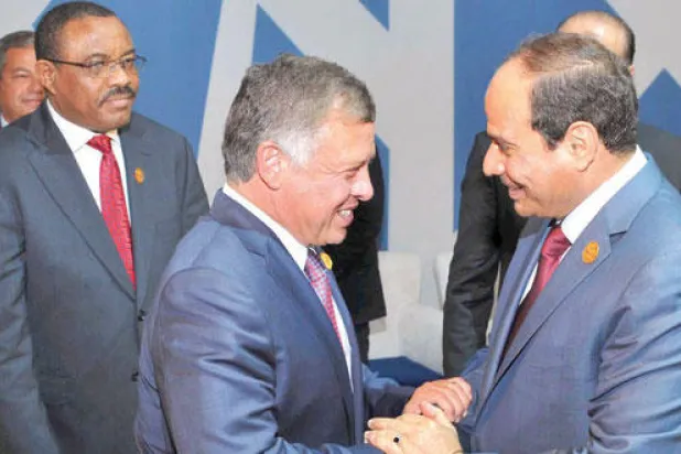 الرئيس المصري يستقبل العاهل الأردني الملك عبد الله الثاني وخلفهما رئيس الوزراء الإثيوبي (إ.ب.أ)
