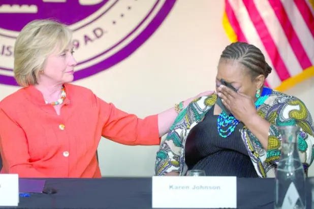 هيلاري كلينتون تشرع في المخاطرة وتسدد «لكمات» إلى الحزب الجمهوري