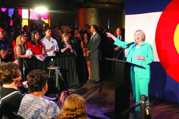 كلينتون على خط المخاطر وتسدد «لكمات» إلى «الجمهوري»