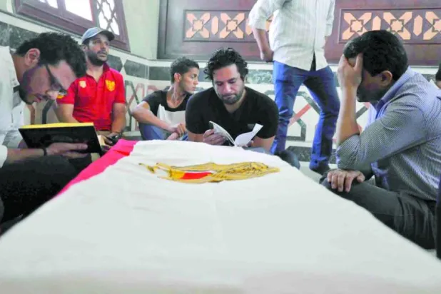 علم مصر يحتضن جثمان نور الشريف.. ورفيق مشواره عادل إمام يتقدم جنازته