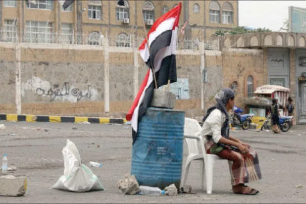 بوارج التحالف تقترب من سواحل الحديدة.. والطيران يكثف غاراته على مقار الميليشيات