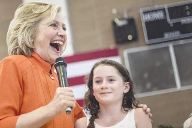 هيلاري كلينتون تخطب ود الناخبين بتخفيف الديون على الطلاب