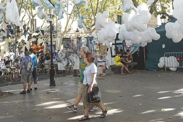 تتجمل شوارع غراسيا بديكورات من صنع سكانها من الفنانين ( (أ.ف.ب) 