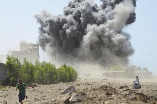 الحوثيون يلزمون تجار الحديدة بدفع الأتاوات.. ويحبسون السكان كدروع بشرية