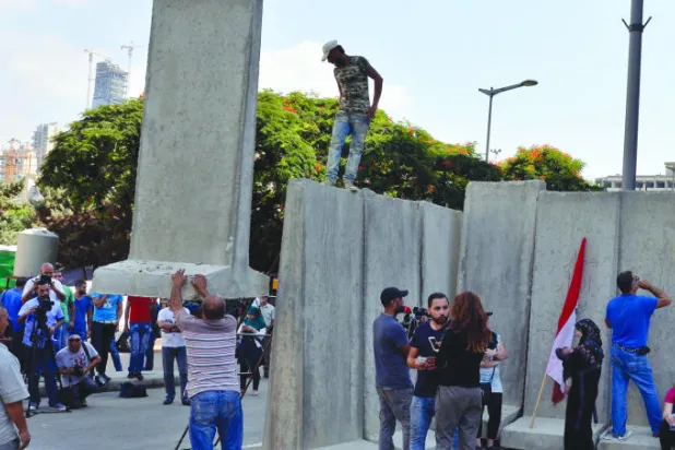 وسط بيروت يستفيق على مشاهد التخريب وجدار فصل بين مقر الحكومة وساحة الاعتصام