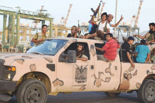 قوات من المقاومة الشعبية الموالية للشرعية وللرئيس هادي في مدينة عدن الذين صدر قرار رئاسي بضم 4800 منهم الى الجيش الوطني (أ.ف.ب)