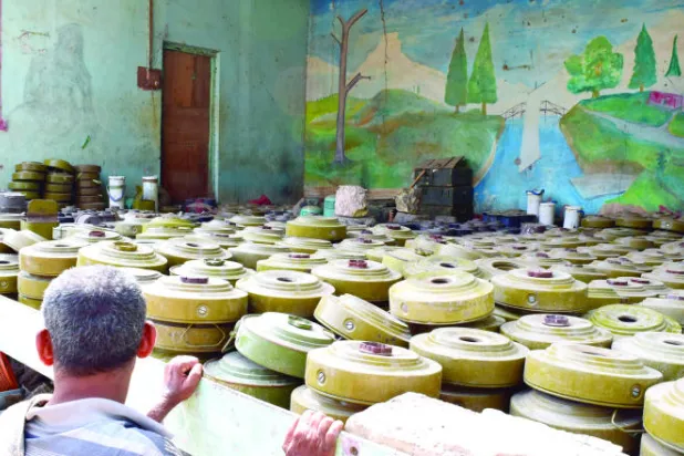 الجيش يتقدم وسط قتال عنيف وغطاء من التحالف.. وجثث الحوثيين في شوارع تعز