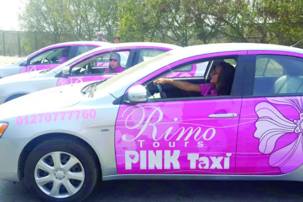 «التاكسي الوردي».. للإناث فقط في شوارع القاهرة