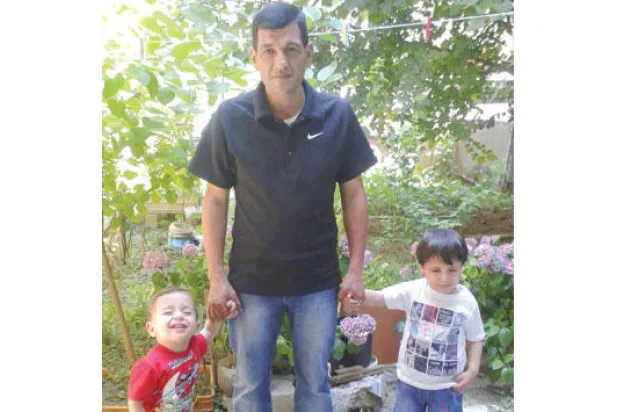 والد الطفل الغارق إيلان: الحاجة والفقر قتلا أسرتي