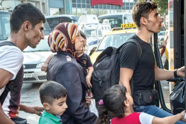 لاجئون متجمعون في مدينة أزمير التركية حيث يعدون إجراءات سفرهم نحو اليونان أمس («واشنطن بوست»)