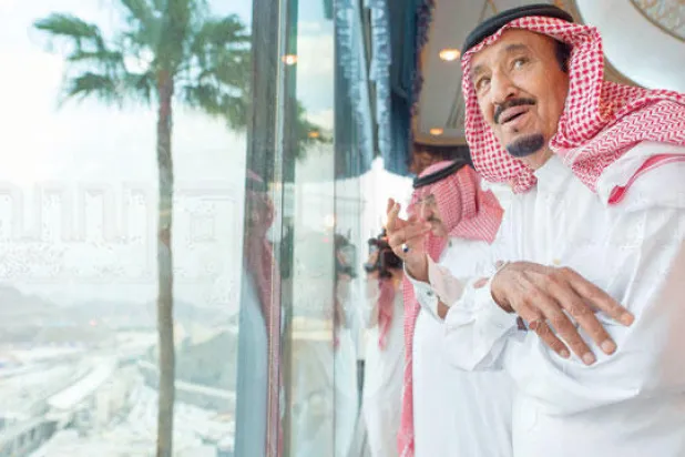 خادم الحرمين يشرف من منى على راحة الحجاج وتنقلاتهم