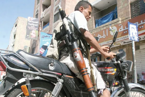 قذائف الحوثيين تطال مسجد السعيد ومحطة توليد الكهرباء في تعز