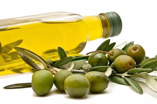 4 ملاعق من زيت الزيتون يوميًا تقي من الإصابة بسرطان الثدي