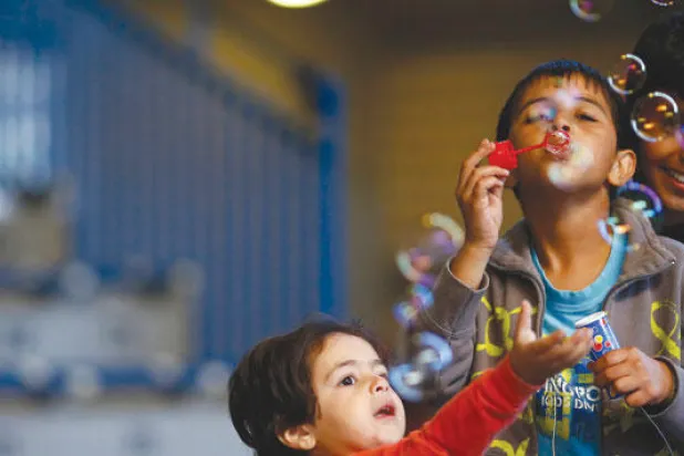 لاجئو ألمانيا.. البعض يتلقى دروسًا في الرقص.. وآخرون ينامون في الشوارع