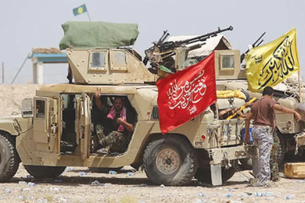 مقاتلون من الحشد الشعبي الشيعي الداعم للقوات الحكومية على مشارف مدينة الفلوجة ذات الأغلبية السنية وإحدى مدن محافظة الأنبار (غيتي)