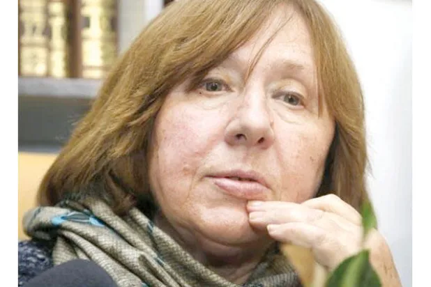 سفيتلانا أليكسييفيتش.. لوحات إنسانية عمقت فهمنا لعصرنا