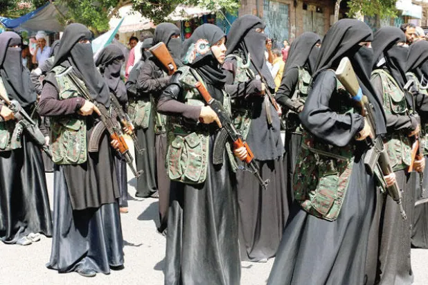 طيران التحالف يستهدف مطار تعز الدولي.. ويقطع إمدادات الحوثيين