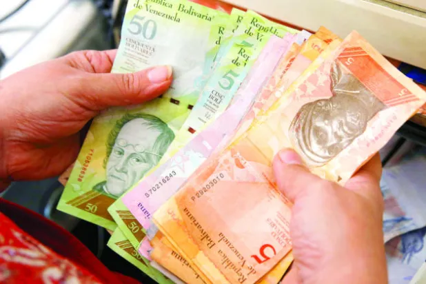 الفنزويليون يفقدون الثقة في اقتصاد وعملة بلادهم مع انهيار أسعار النفط