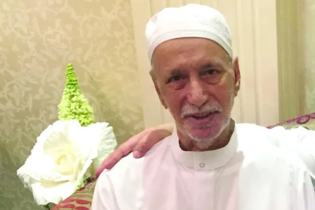 الموسيقار السعودي سراج عمر.. حزن في عينيه وابتسامة تخفي خلفها جفاء رفقاء الفن