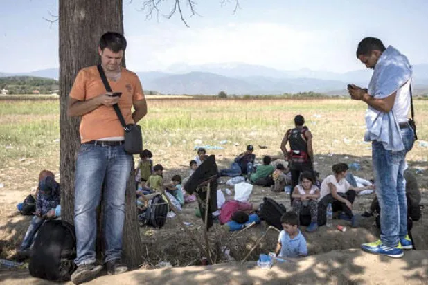 عائلة سورية تتسلح بالأمل في مغامرة الموت إلى أوروبا