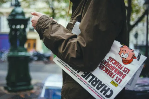 «شارلي إيبدو».. من مطبوعة فرنسية مغمورة إلى رمز عالمي ضد الإرهاب