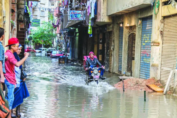 الإسكندرية تغرق تحت المطر.. والسيسي يدعو لاجتماع وزاري طارئ اليوم