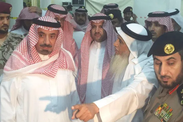 أمير منطقة نجران خلال زيارته للمسجد بعد الاعتداء