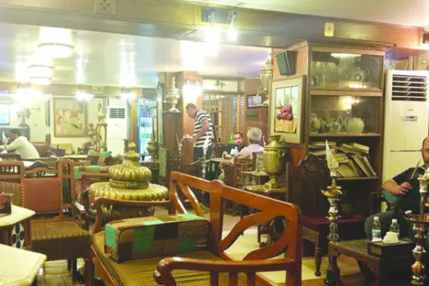 مقهى «الأطرقجي» للأنتيكات في بغداد  لا يشبه المقاهي المعتادة