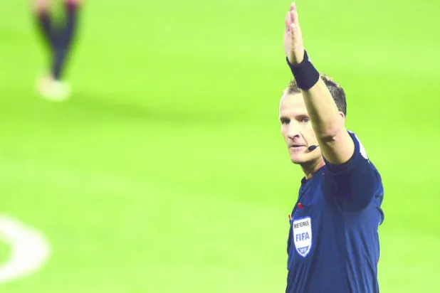 حكم تشيكي يقود  كلاسيكو الهلال والاتحاد