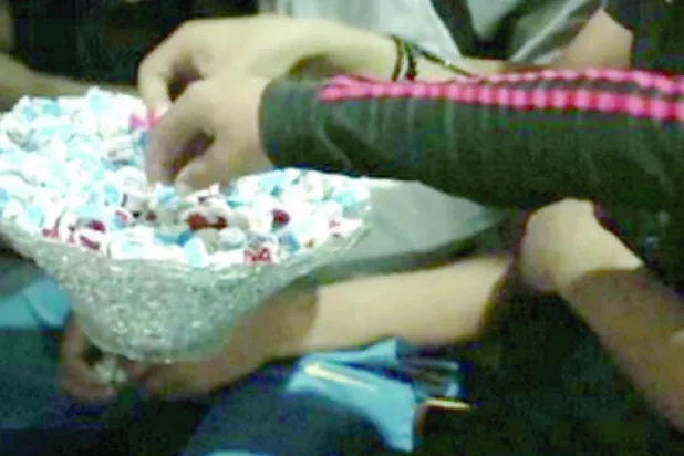 «داعش» يحتفل بسقوط الطائرة الروسية بتوزيع الحلوى مجانًا