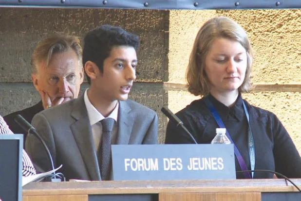 شاب سعودي يقدم توصيات شباب العالم في التعليم