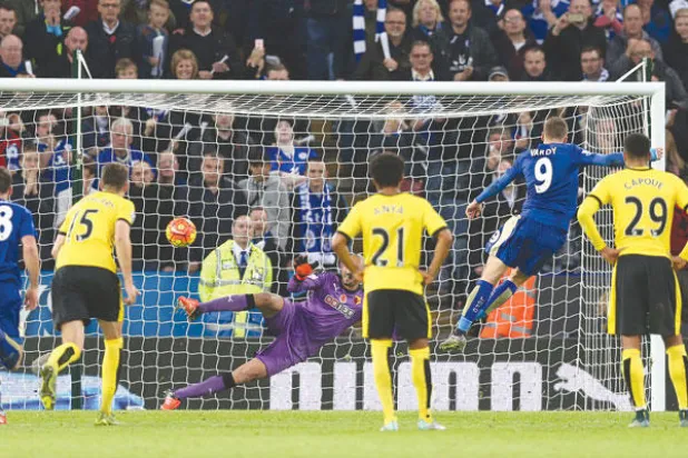 فاردي يسجل لليستر سيتي من ركلة الجزاء في مرمى سندرلاند ليصبح على بعد خطوة من الرقم القياسي (رويترز)