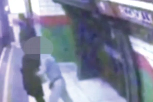 اتهام ثمانيني بمحاولة قتل محجبة بدفعها نحو قطار في لندن