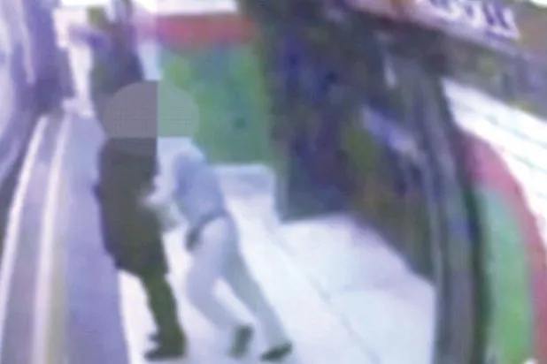 احتجاز المعتدي على المحجبة في محطة قطار لندن بتهمة محاولة القتل