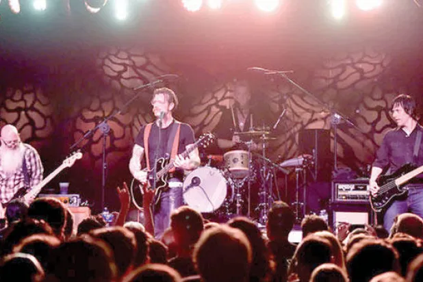 «نسور معدن الموت».. الفرقة المعروفة بموهبتها الموسيقية غارقة الآن في مأساة