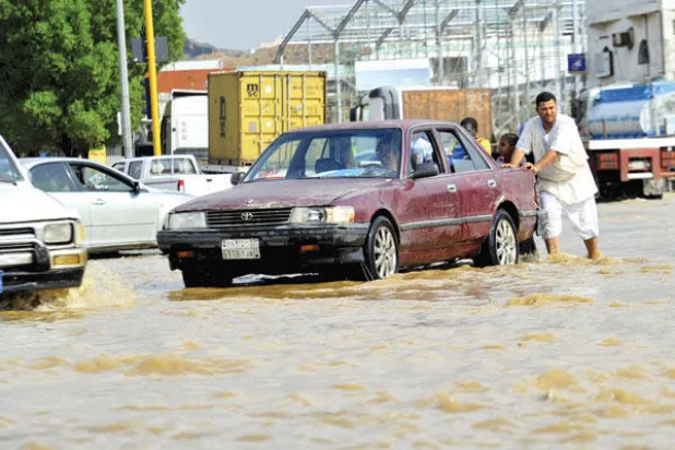 شهد شمال وغرب السعودية أمطارا غزيرة استنفرت الجهات الحكومية طاقاتها لتسيير الحركة المرورية وانقاذ المحتجزين (رويترز)