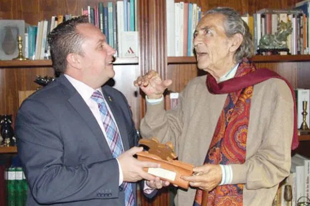 جائزة غرناطة للكاتب الإسباني أنتونيو غالا المناصر للقضايا العربية