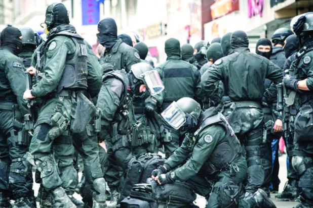 هجمات باريس تعجل بقانون الطوارئ.. ووجود مكثف للشرطة في أنحاء فرنسا